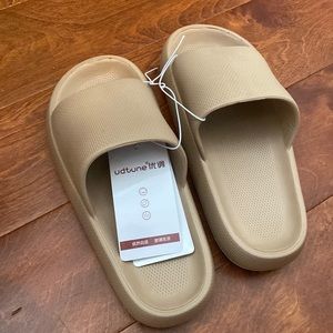 NWT Taupe slides size 6-7